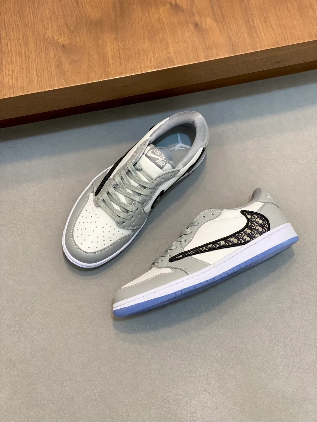 Men's shoes 💰700 [Dior-AIR] Dior co-branded model - high-end quality original single casual sports sneakers - upper: 🔝 silk calfskin, toe punching technology, tongue, brand cloth label, heel. embroidered brand logo - lining: brand canvas - outsole: original TPR·rubber·two-color molded outsole -super high quality control·fine workmanship·prominent (high-end·luxury·grade) -Size: 39-44 (38, 45, 46, can be customized)